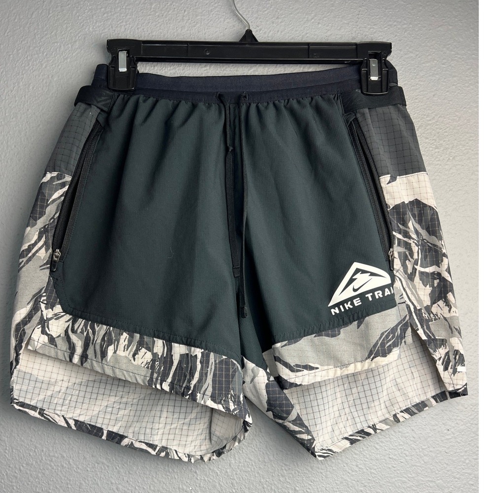 Nike Trail Dri-FIT Running Shorts Mens Small Black Grey Mountain Print 5 Inseam